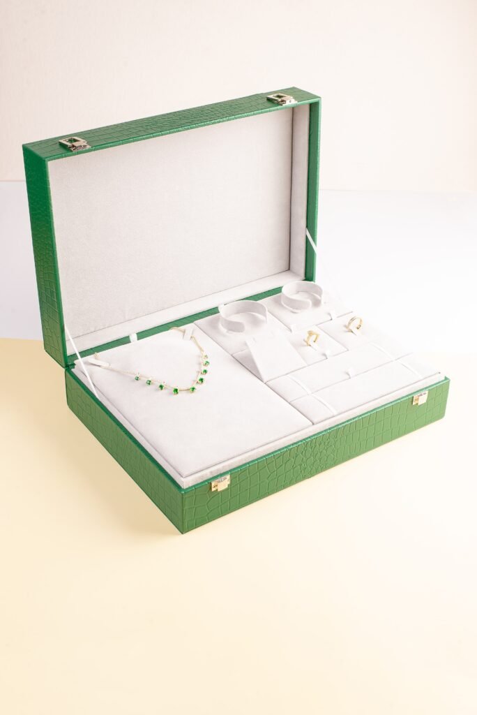 Aurora - Jewelry Case in Green, Premium Velvet and Premium Leather | Manufacturer & Wholesale Supplier