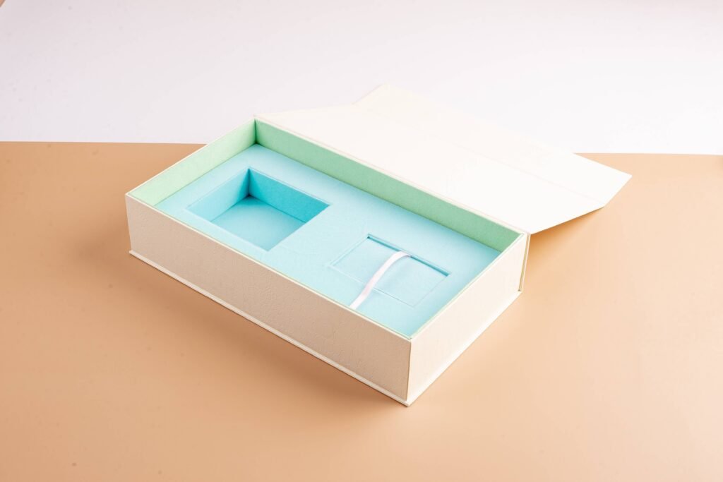 Noemi E-Commerce - Custom white e-commerce packaging with paper by manufacturer